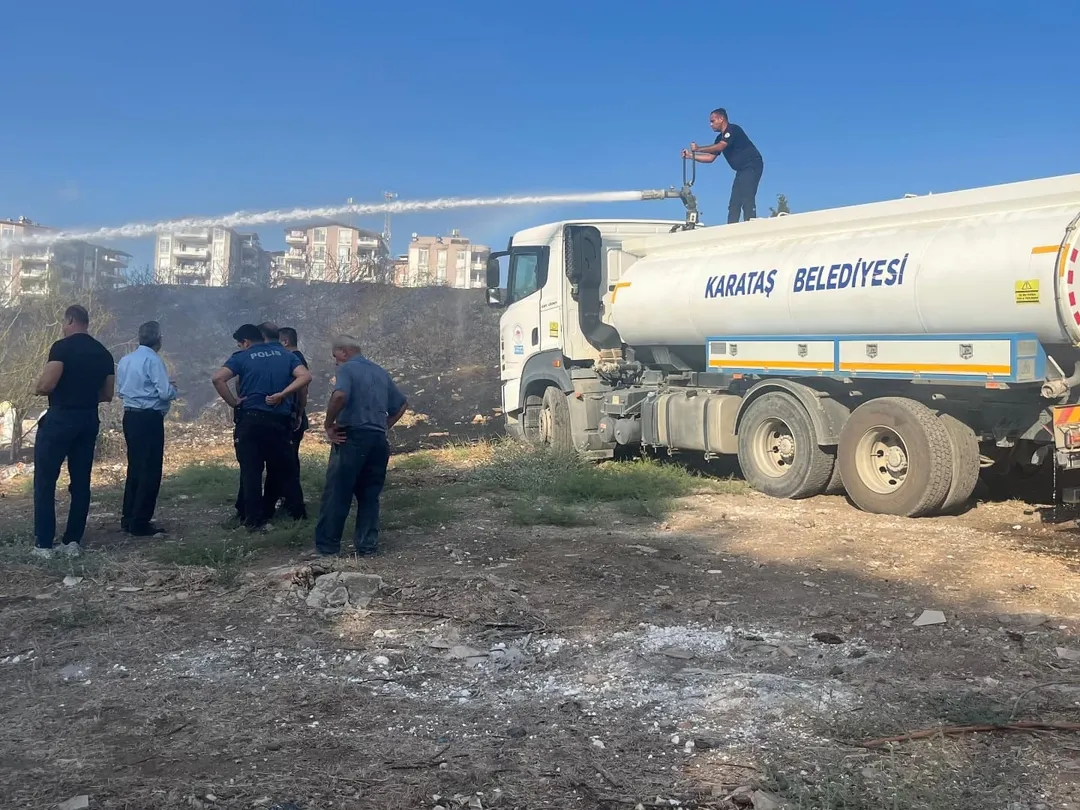Adana Karataş’ta Otluk Yangını Kısa Sürede Söndürüldü (2)