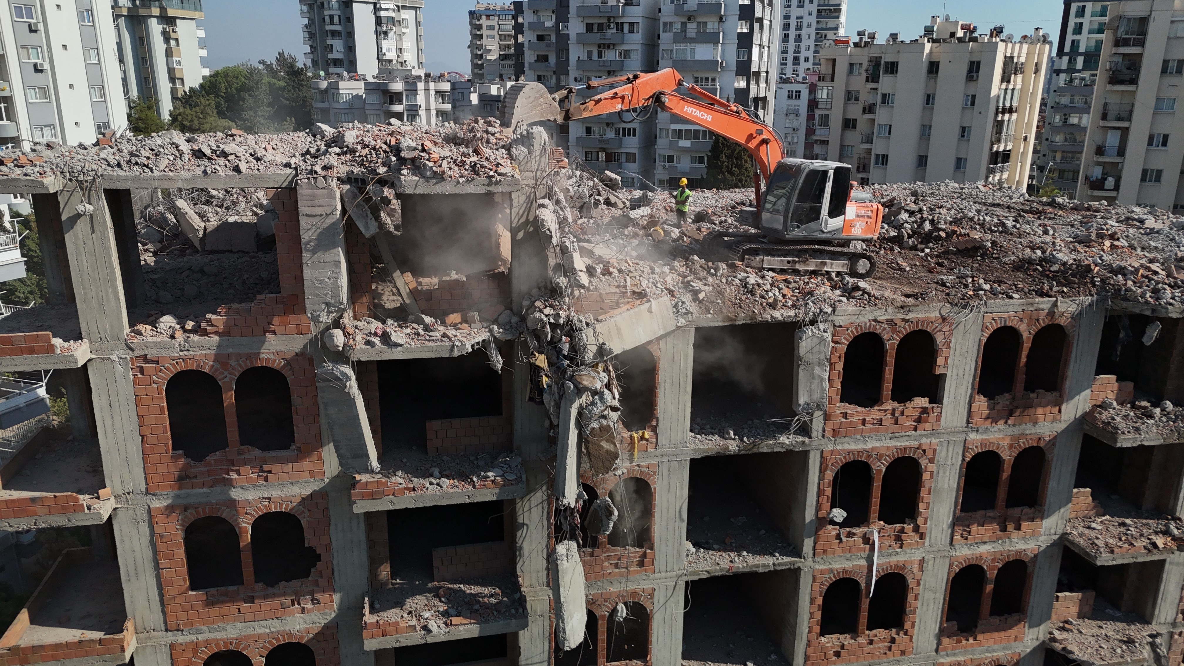 Adana’da 33 Yıldır Inşaatı Halinde Duran Bina Yıkılıyor (2)