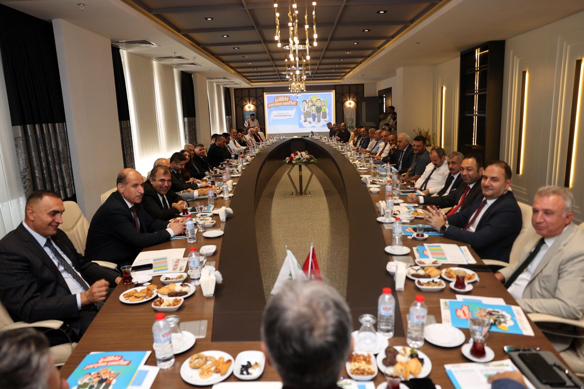 Adana’da İyilik Seferberliği Binlerce Öğrenci Yetim Kardeşlerine Umut Oluyor (2)