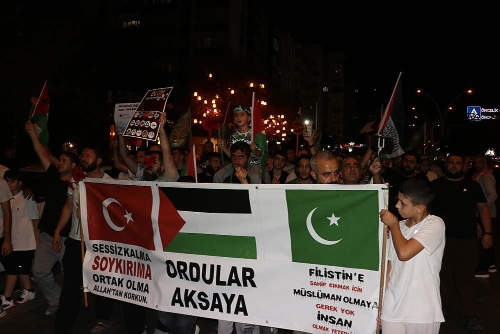 Adana'da Küresel Sumud Filosu'na Destek Yürüyüşü Yapıldı (1)