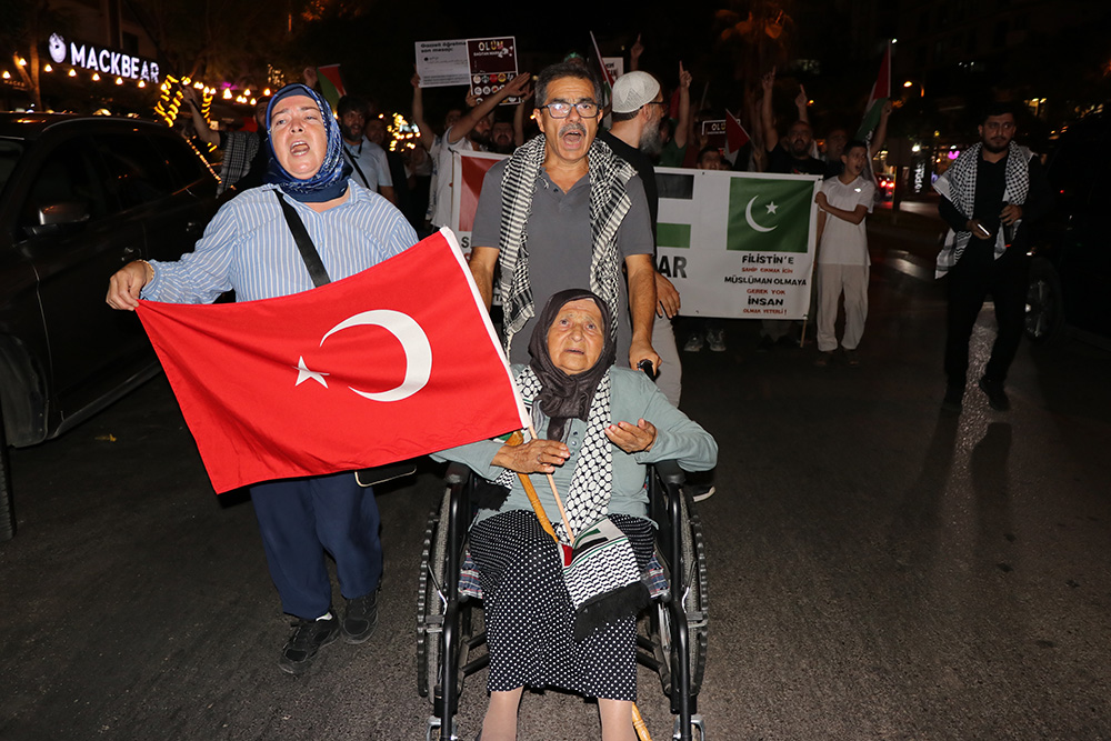 Adana'da Küresel Sumud Filosu'na Destek Yürüyüşü Yapıldı