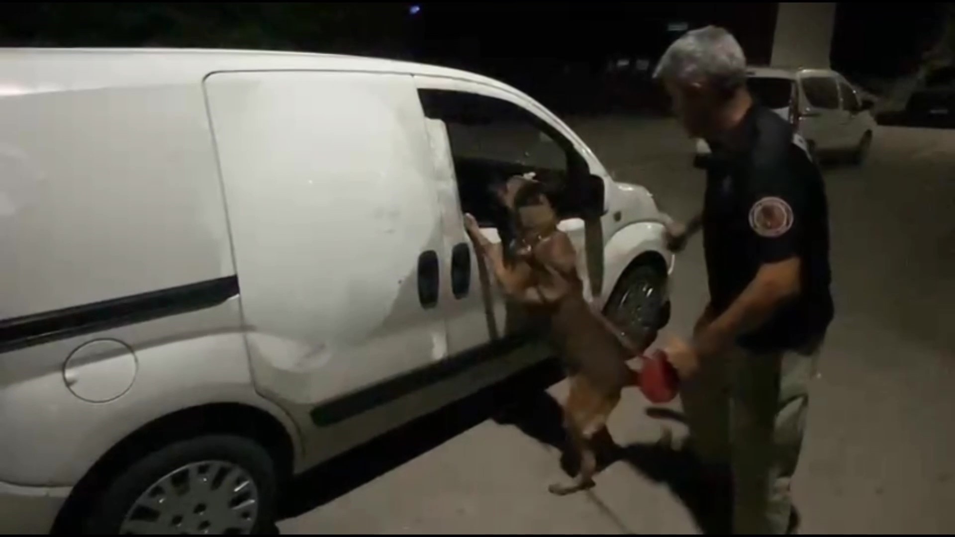 Araçlarında 5 Kilo Esrar Yakalattılar “Haberimiz Yok” Savunması Yaptılar (2)