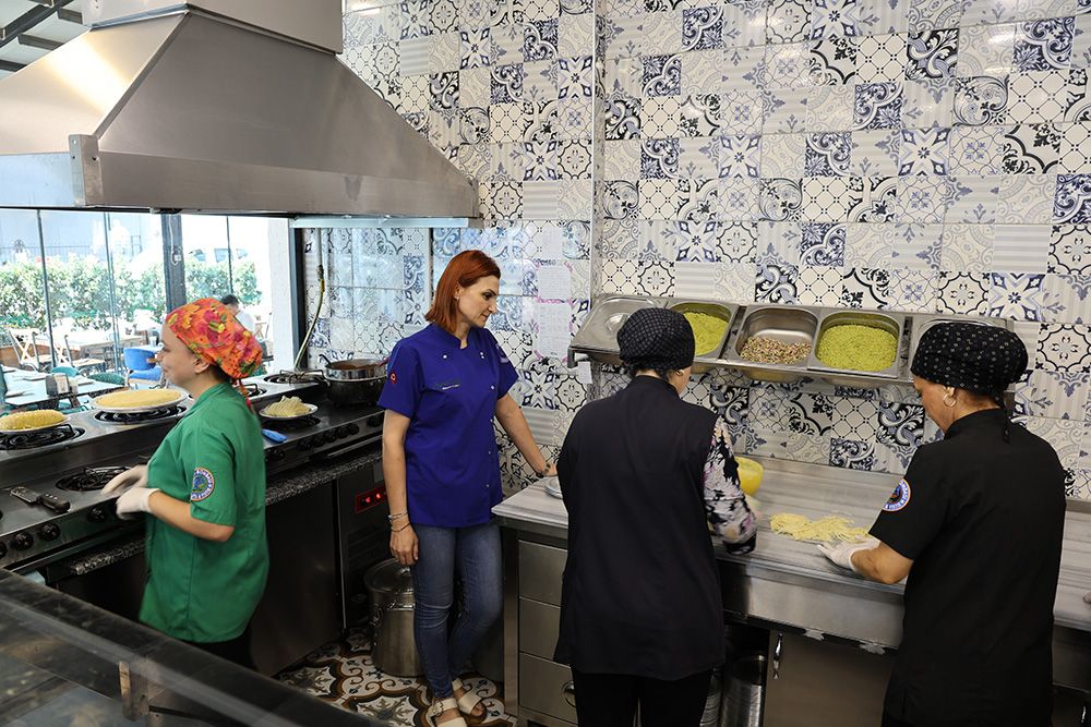 Evini Satıp Tatlı Dükkanı Açtı, 20 Kişiye İstihdam Sağladı (2)