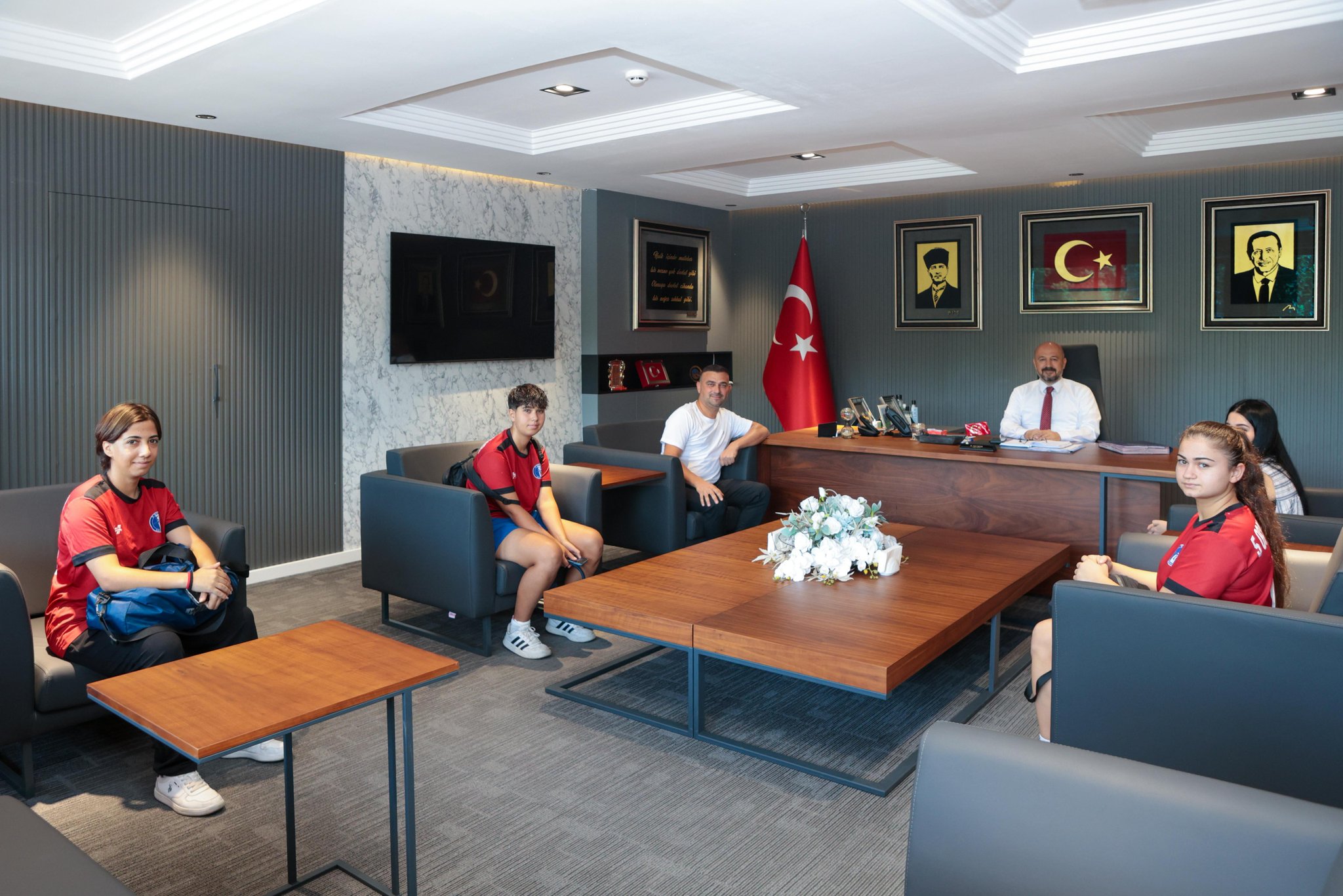 İl Sağlık Müdürü Nacar, 5 Ocak Demirspor Kadın Futbol Kulübü’nü Ağırladı (1)