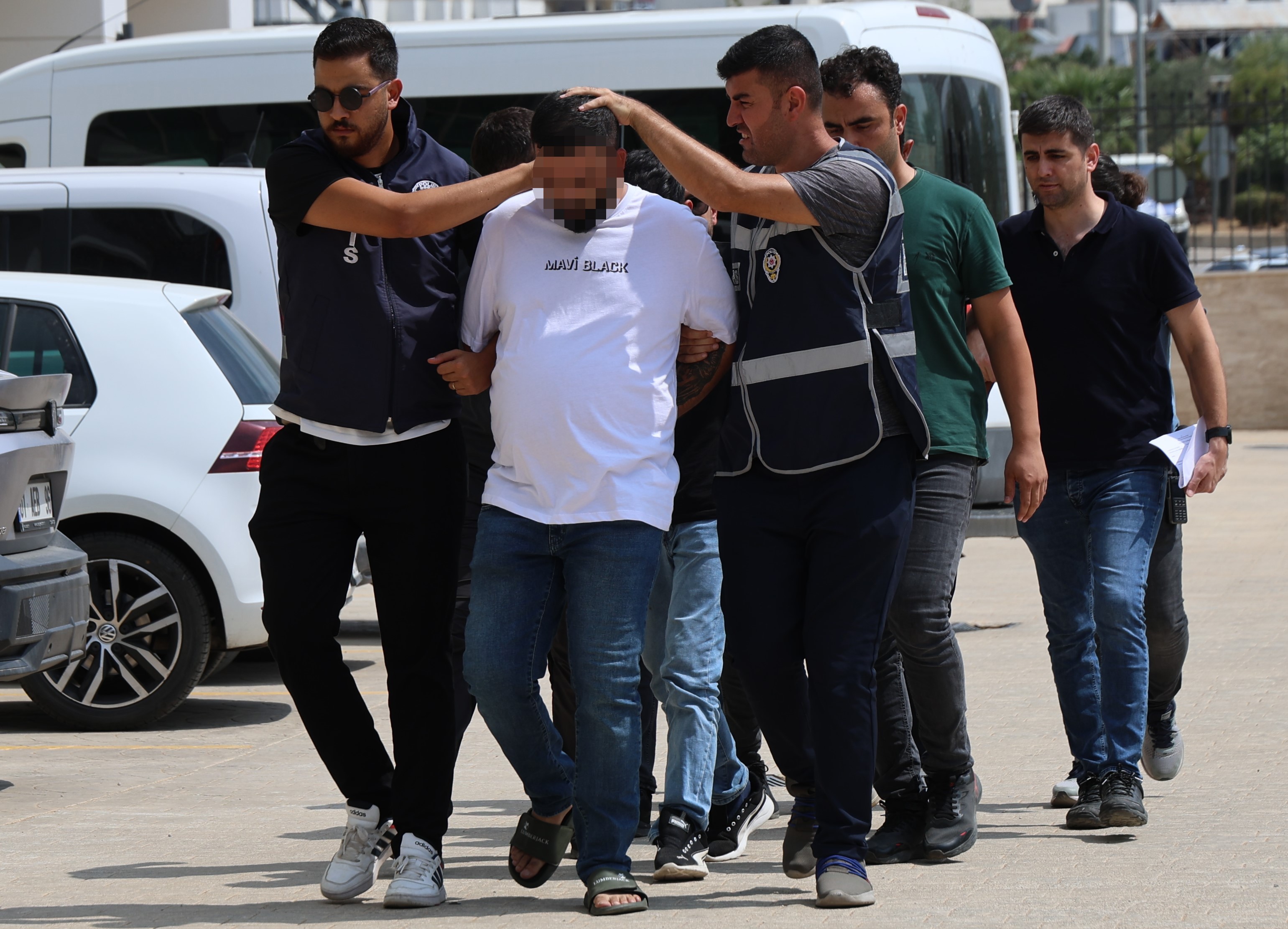 Kozan’da 3 Günde 2 Kez Aynı Işyerini Kurşunlayan Şebeke Çökertildi (1)