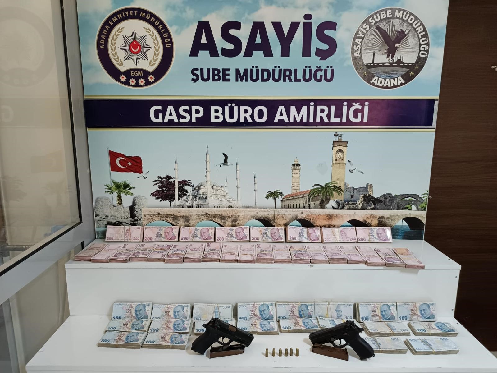 Kuyumcu Soyguncuları Altınları Bozdurup Otomobil Aldı, Paraları Sayarken Yakalandı (3)