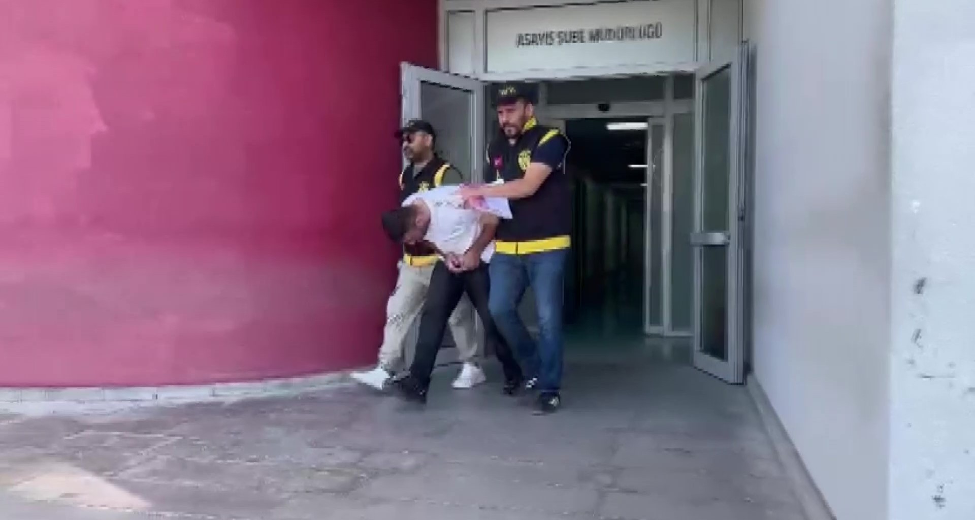 Masaj Salonunda Fuhuş Baskını Kadınlar Gizli Geçitten Kaçarken Yakalandı-1
