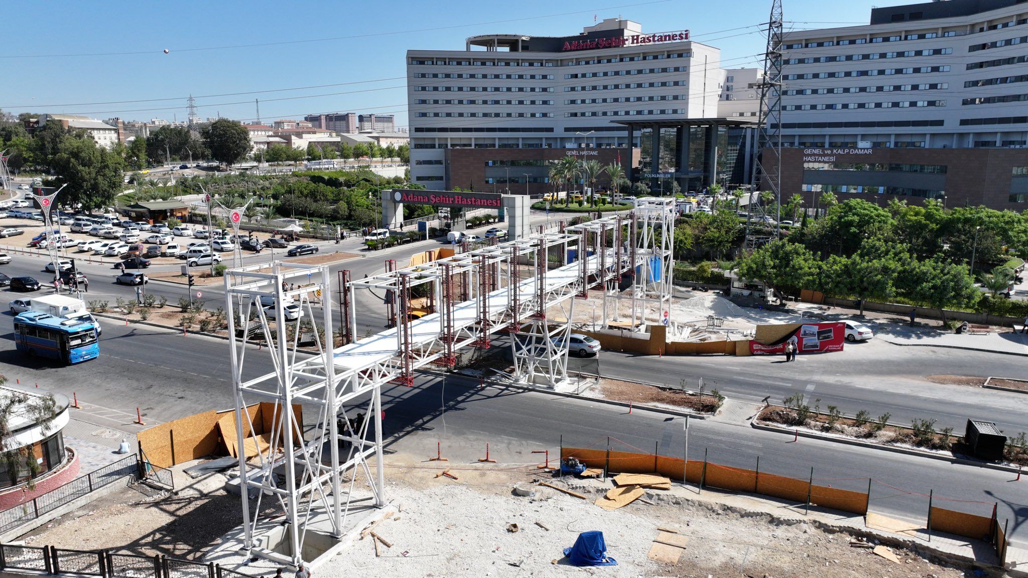 Şehir Hastanesi Önünde Modern Yaya Üst Geçidi Tamamlanıyor