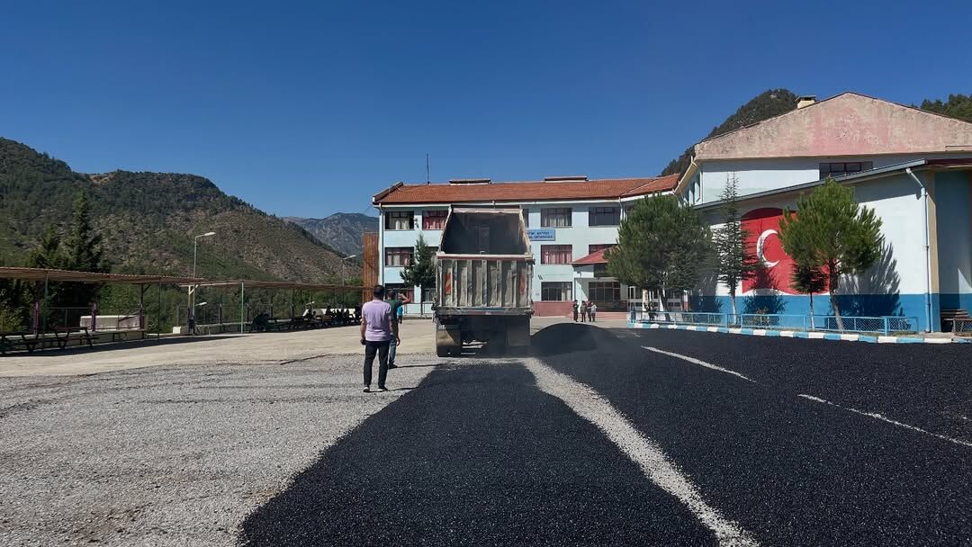 Sıcak Asfaltla Bahçe Konforu Feke’de Öğrencilere Yeni Hediye (1)