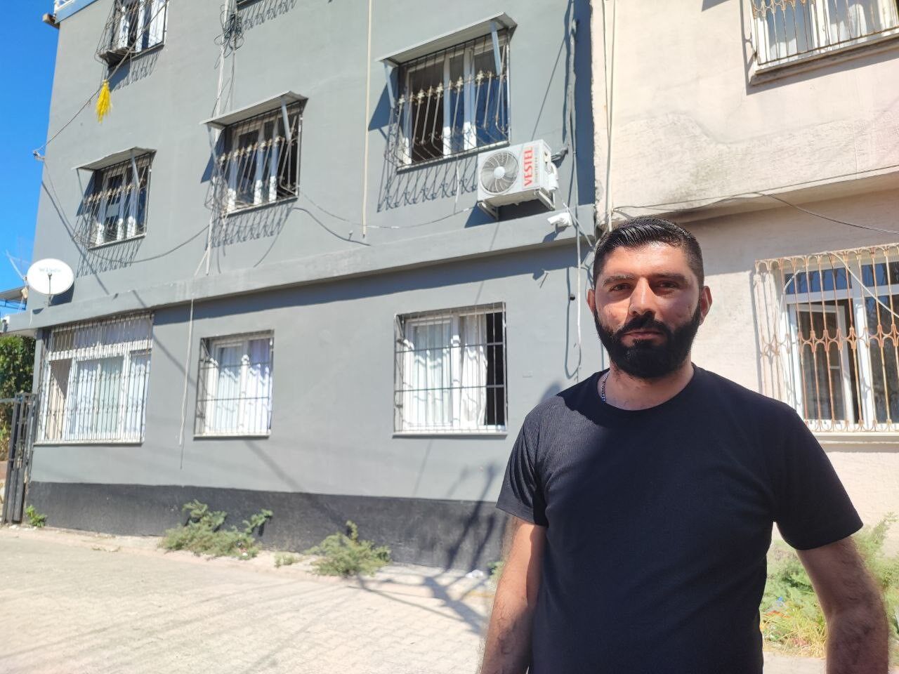 Adana’da Şok Olay! Kediyi Çalıp Sokakta Fotoğraf Çektirdiler (1)