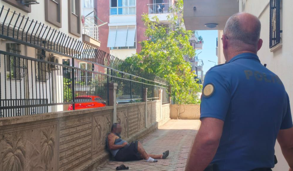 Antalya’da Bir Vatandaş Eline Tiner Alıp Kendini Yakmak Istedi
