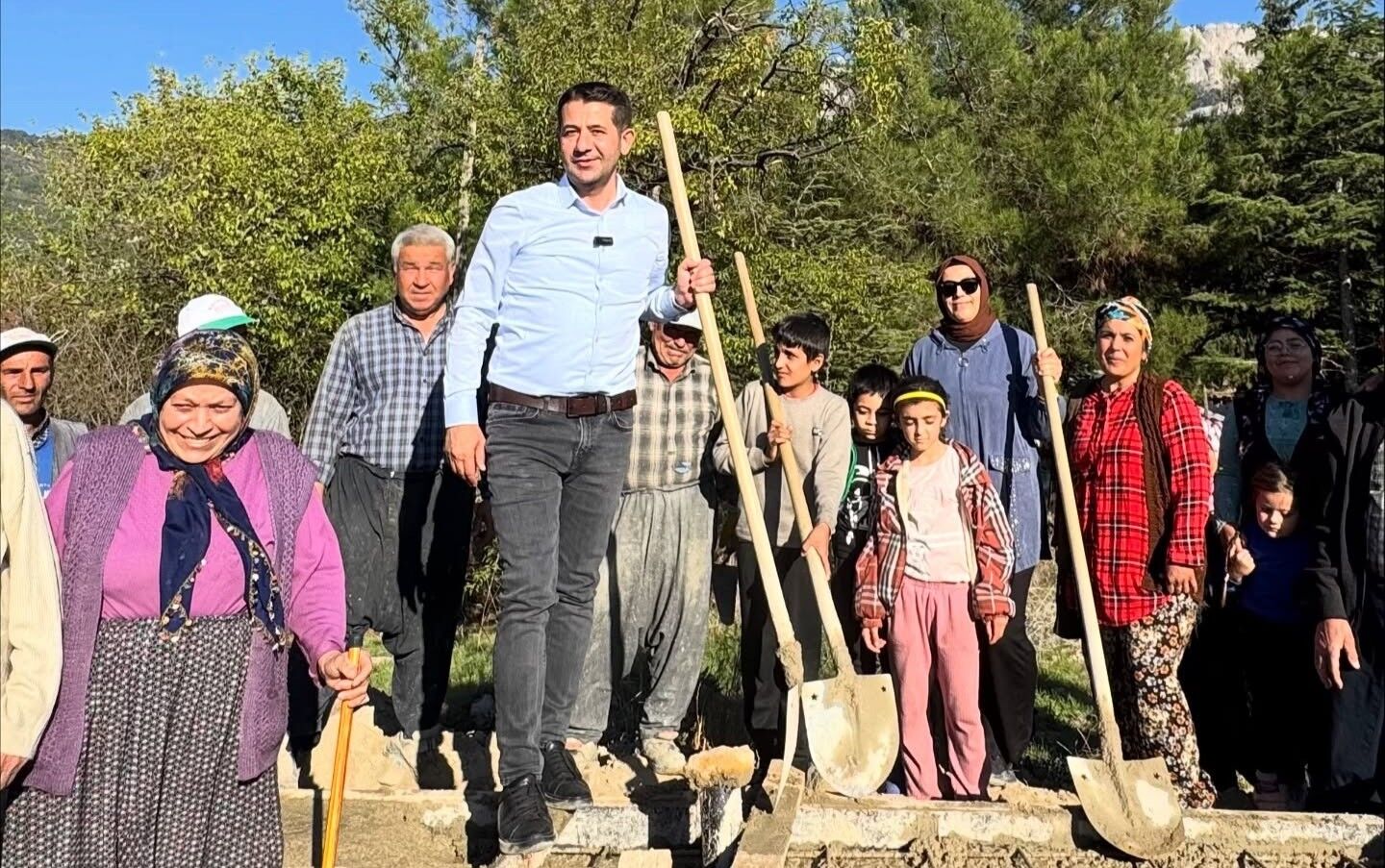 Feke’de Gençlere Spor Müjdesi İncirci Tapan’a Halı Saha Yapılıyor (3)