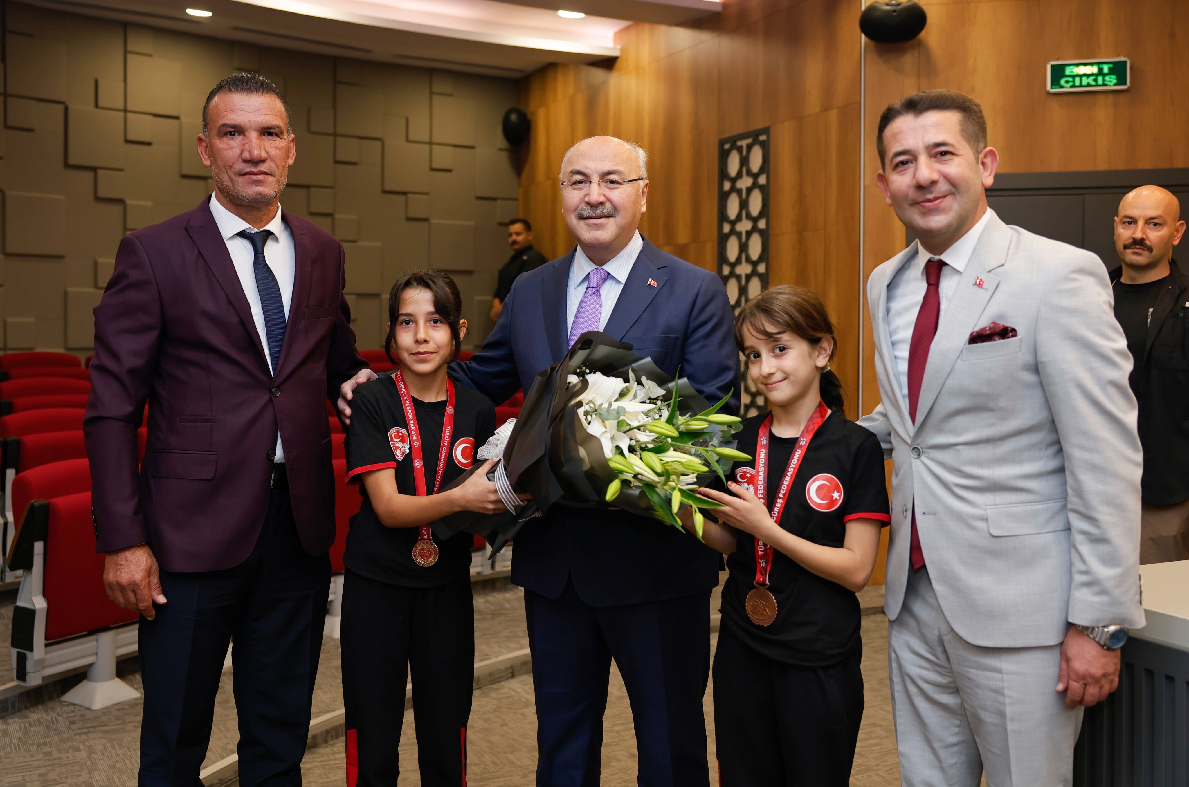 Feke’nin Şampiyon Kızlarından Vali Köşger’e Anlamlı Ziyaret (2)