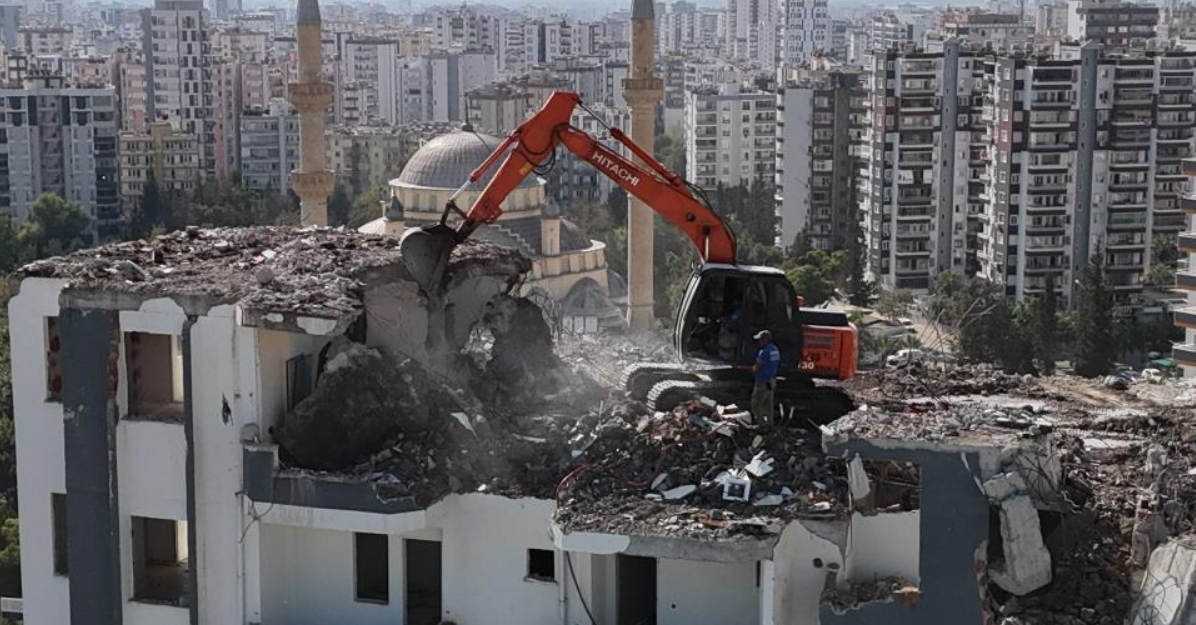 Hasarlı Binaların Yıkımı, Vatandaşlarda Korku Ve Acıyı Yeniden Canlandırıyor (2)