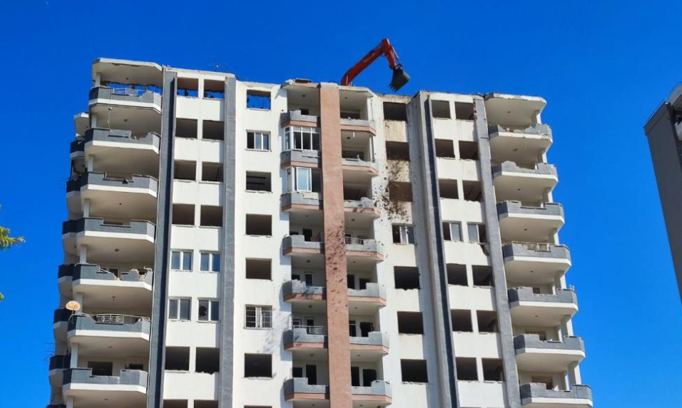 Hasarlı Binaların Yıkımı, Vatandaşlarda Korku Ve Acıyı Yeniden Canlandırıyor (3)