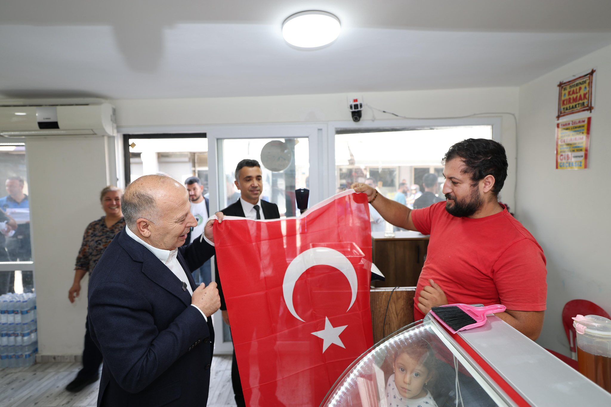 Yüreğir’de Cumhuriyet Coşkusu Bayraklarla Yaşatılıyor (1)