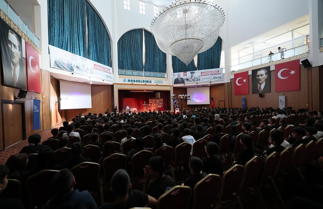 Yüreğir’de Tiyatro Sahnesinden Uyuşturucuya Karşı Farkındalık Mesajı (1)