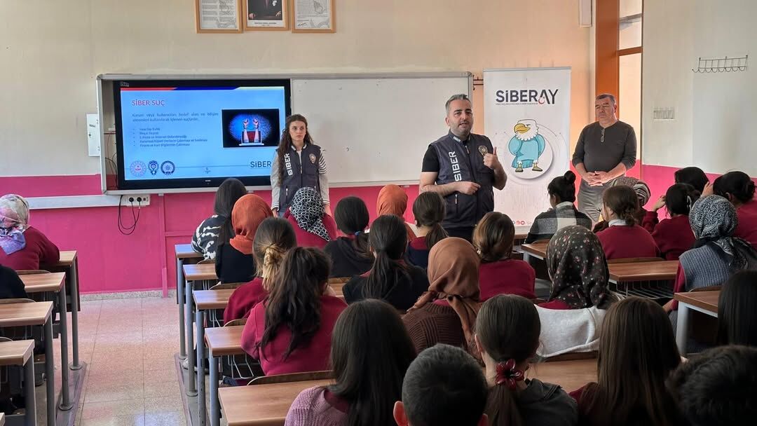 Adana Polisi’nden Feke’de Dijital Farkındalık Semineri (3)