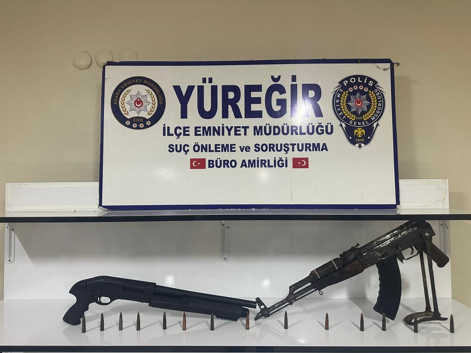 Adana’da Eve Operasyon! Ak 47 Ve Pompalı Tüfek Ele Geçirildi (2)