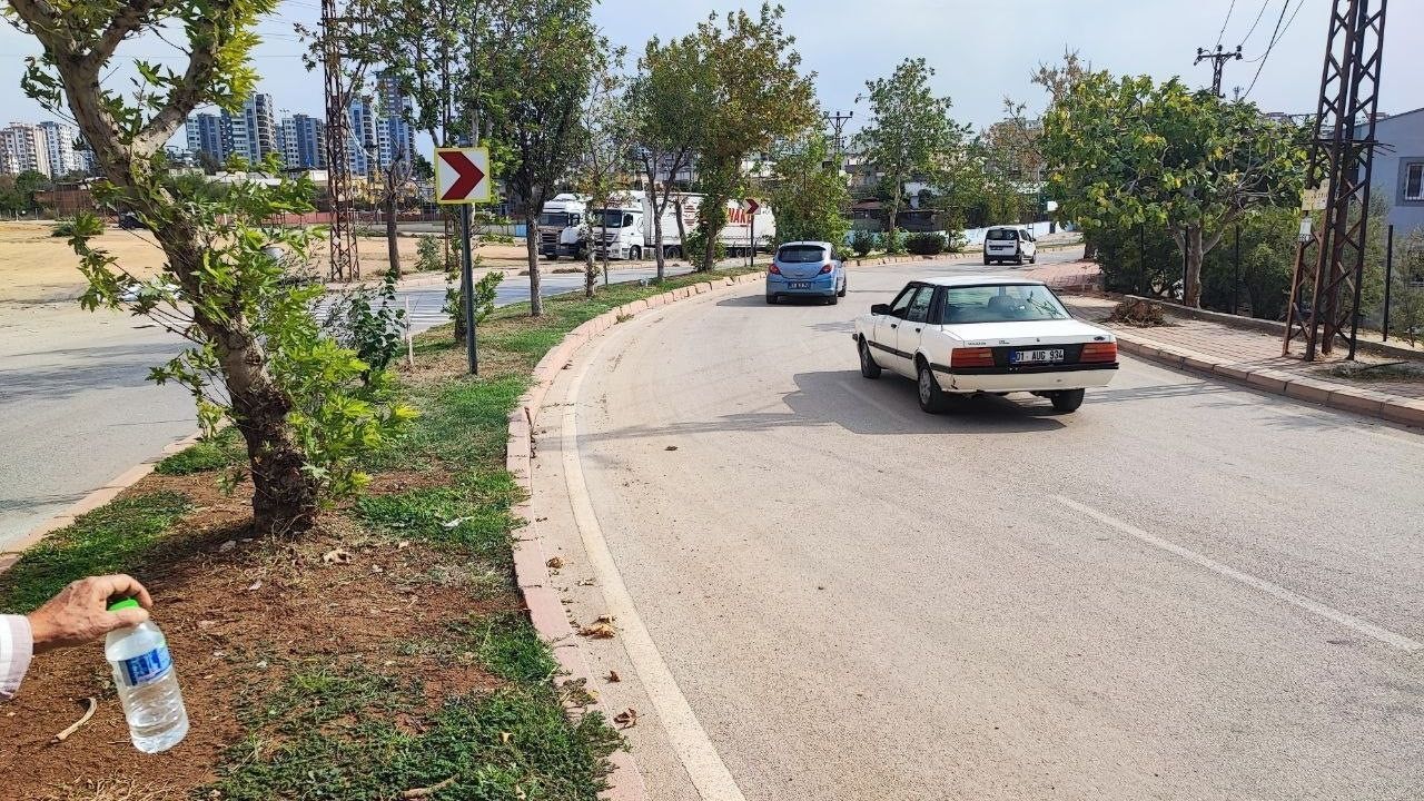 Adana’da Keskin Viraj Tehlikesi Esnaf Kamera Taktırdı, Kazaları Kaydetti 2