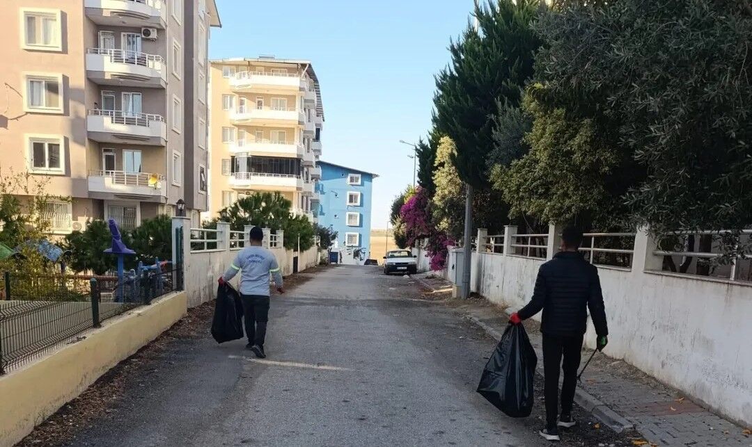 Belediyemiz Temizlik Çalışmalarına Aralıksız Devam Ediyor!Bugün Karşıyaka Mahallemizde Temizlik (1)-1