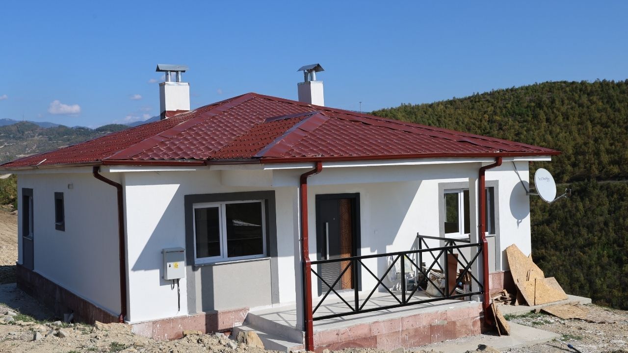 Depremde Evi Yıkılan 90 Yaşındaki Fatma Nine Yeni Yuvasına Kavuştu
