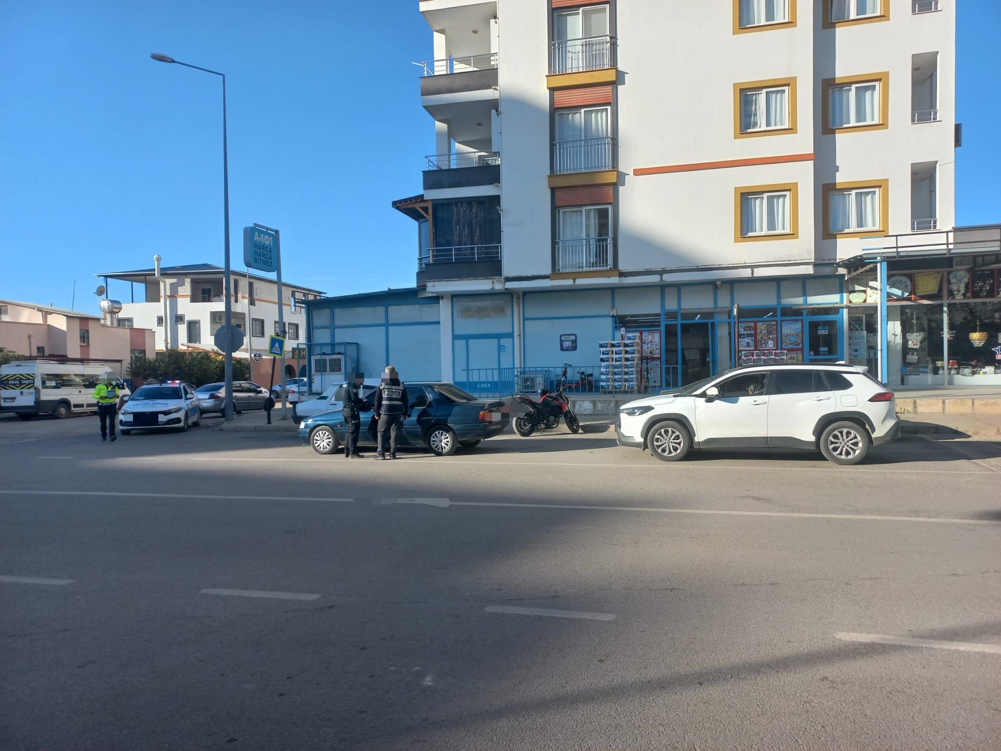 Kozan’da Polis Uygulamasında Silahlar Ele Geçirildi, Firariler Yakalandı (2)