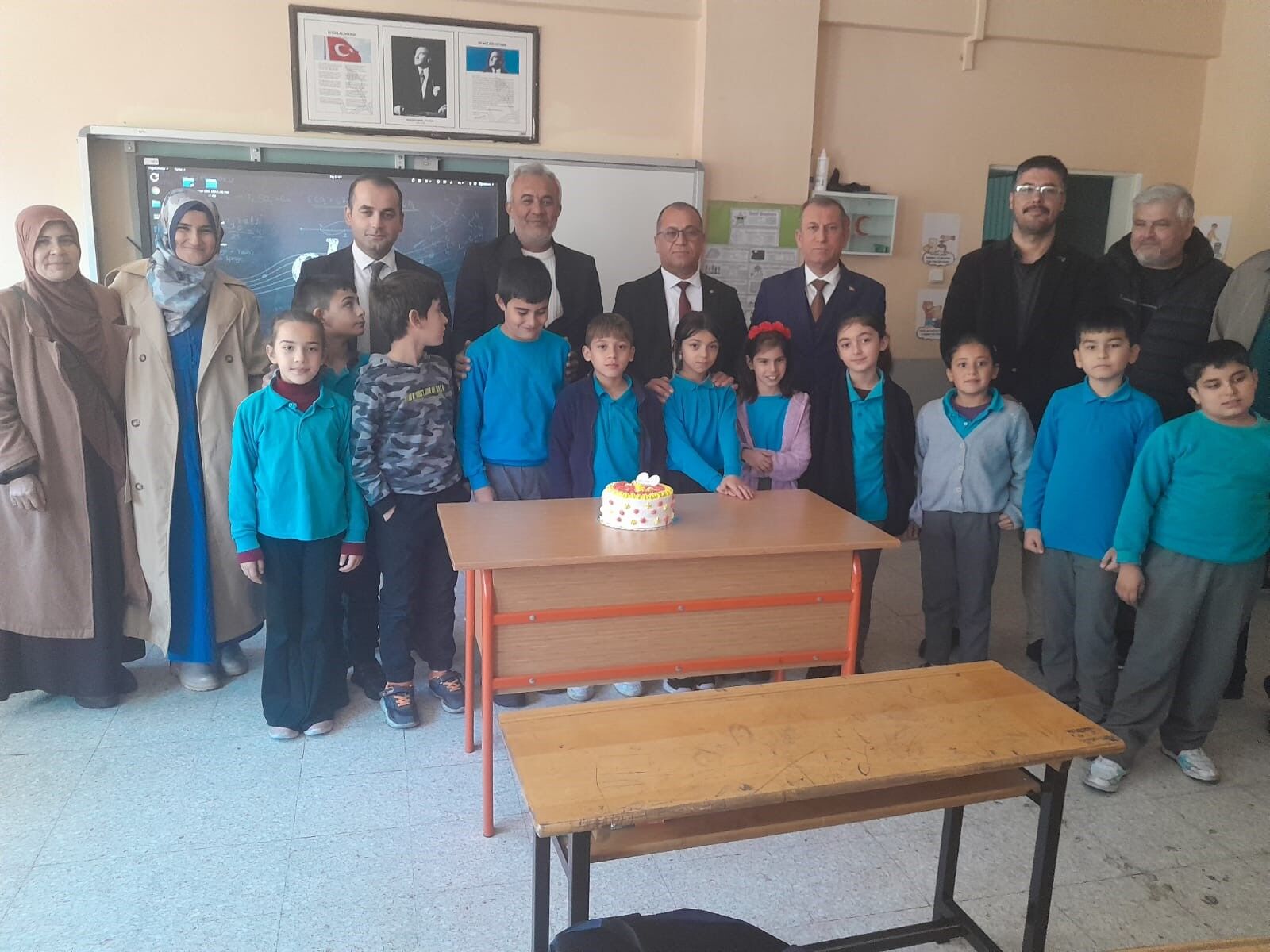 Saimbeyli’de Otizmli Öğrenciye Sınıfta Doğum Günü Sürprizi (2)