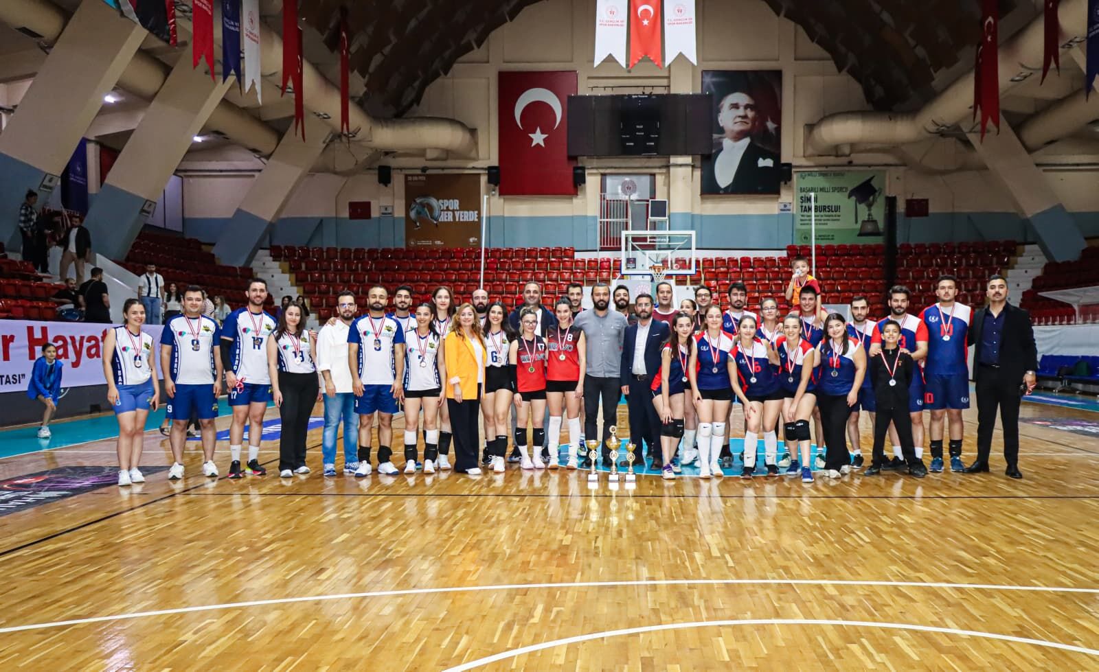 Voleybolun Şampiyonu Avukatlar “Legends Of The Bar” Zirvede (2)