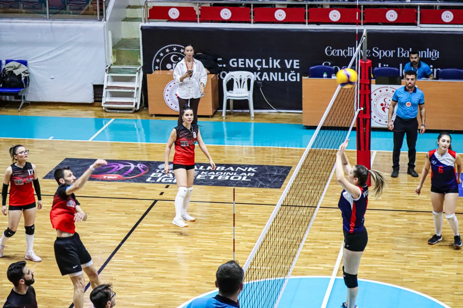 Voleybolun Şampiyonu Avukatlar “Legends Of The Bar” Zirvede (4)
