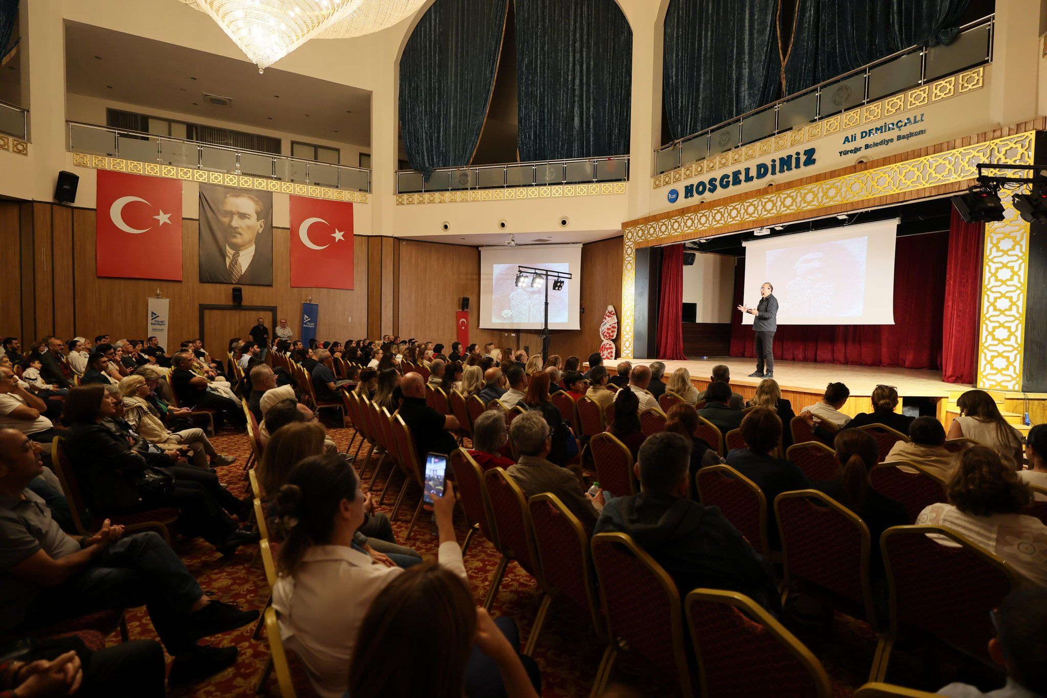 Yüreğir’de Unutulmaz Gece! Sunay Akın Atatürk Ve Cumhuriyet’i Anlattı2