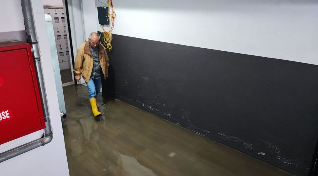 2Adana’da Bu Apartman Sakinleri 6 Yıldır Su Içinde Yaşıyorlar (2)-1