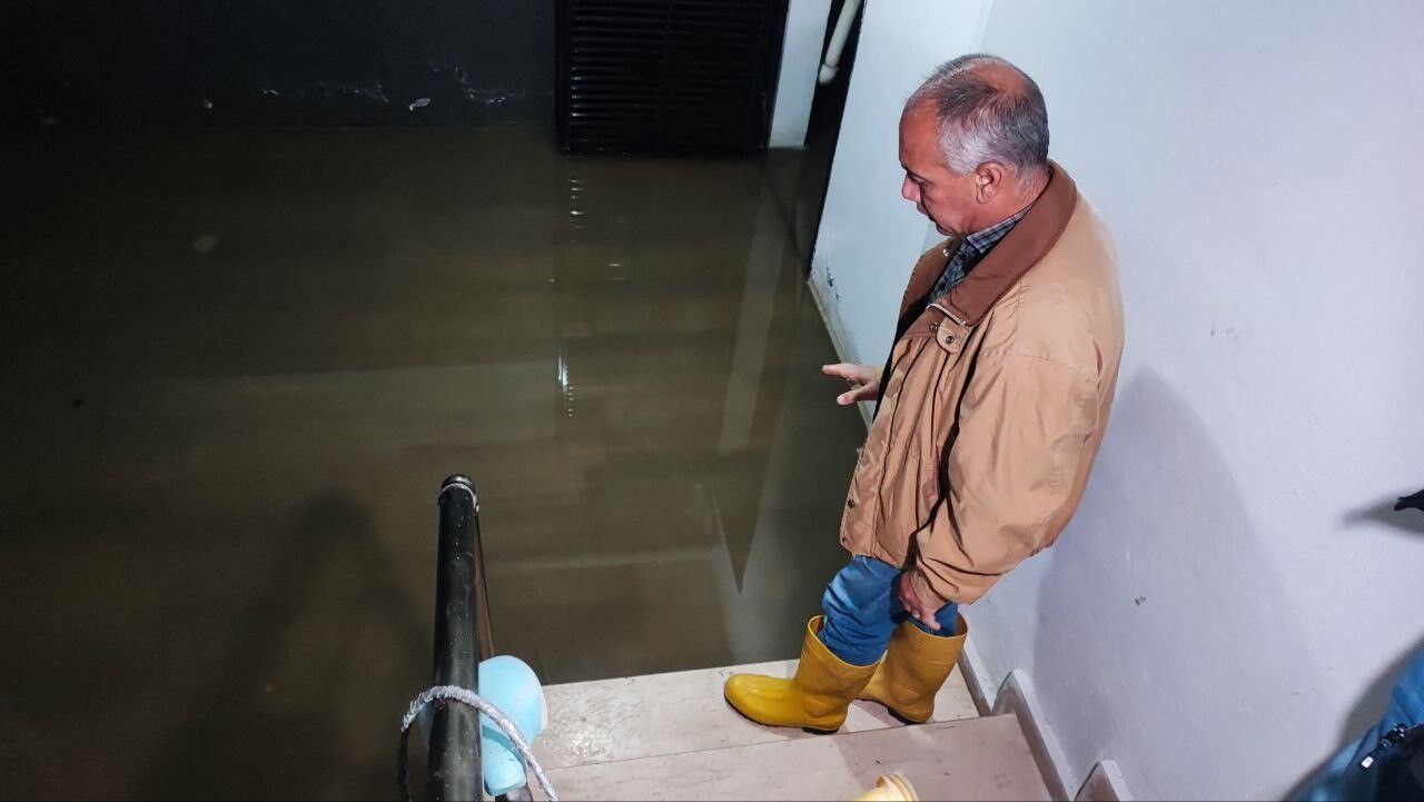 2Adana’da Bu Apartman Sakinleri 6 Yıldır Su Içinde Yaşıyorlar (2)