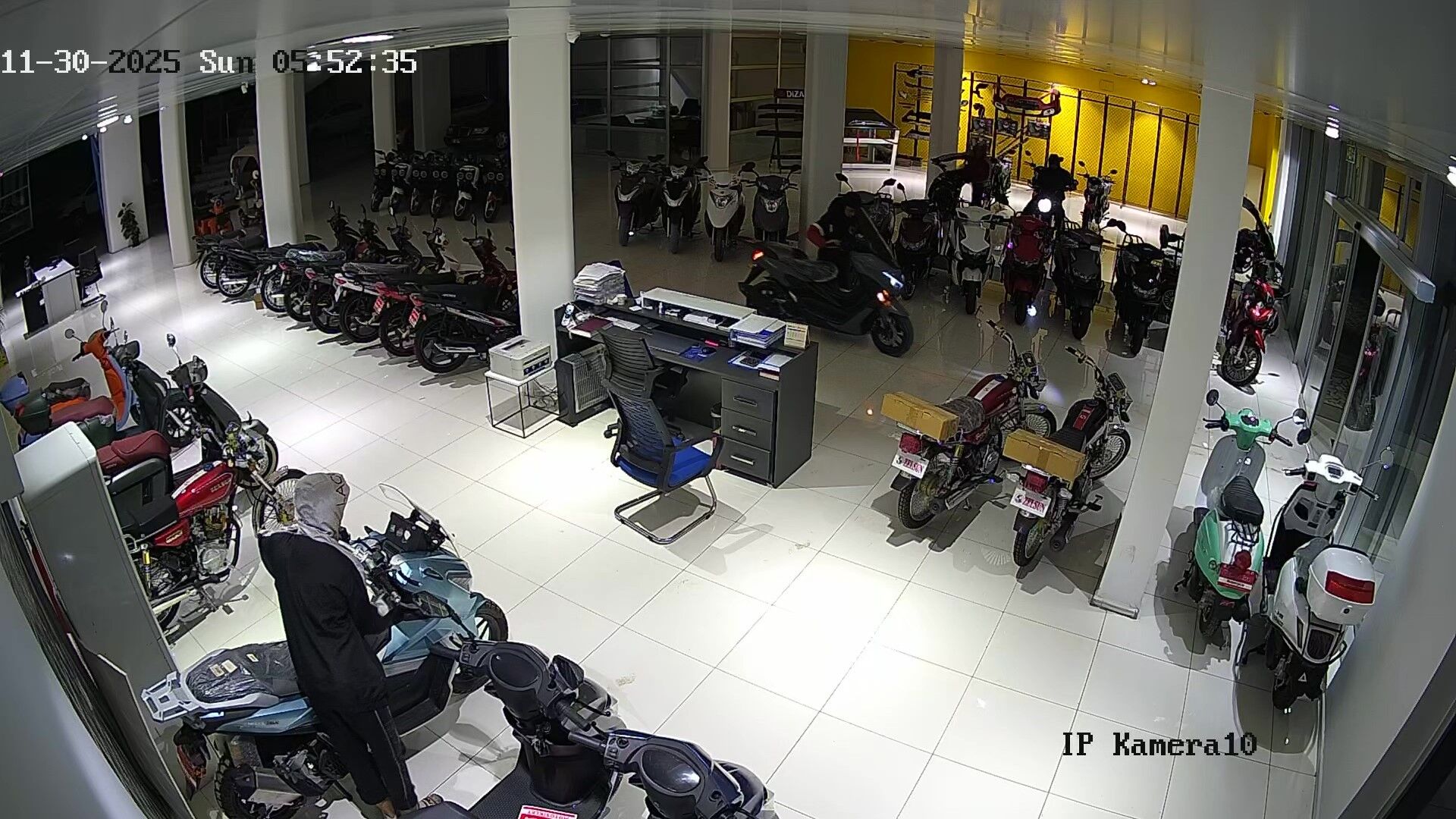 Adana’da 4 Çocuk Motosiklet Galerisini Soydu Anbean Kamerada (1)