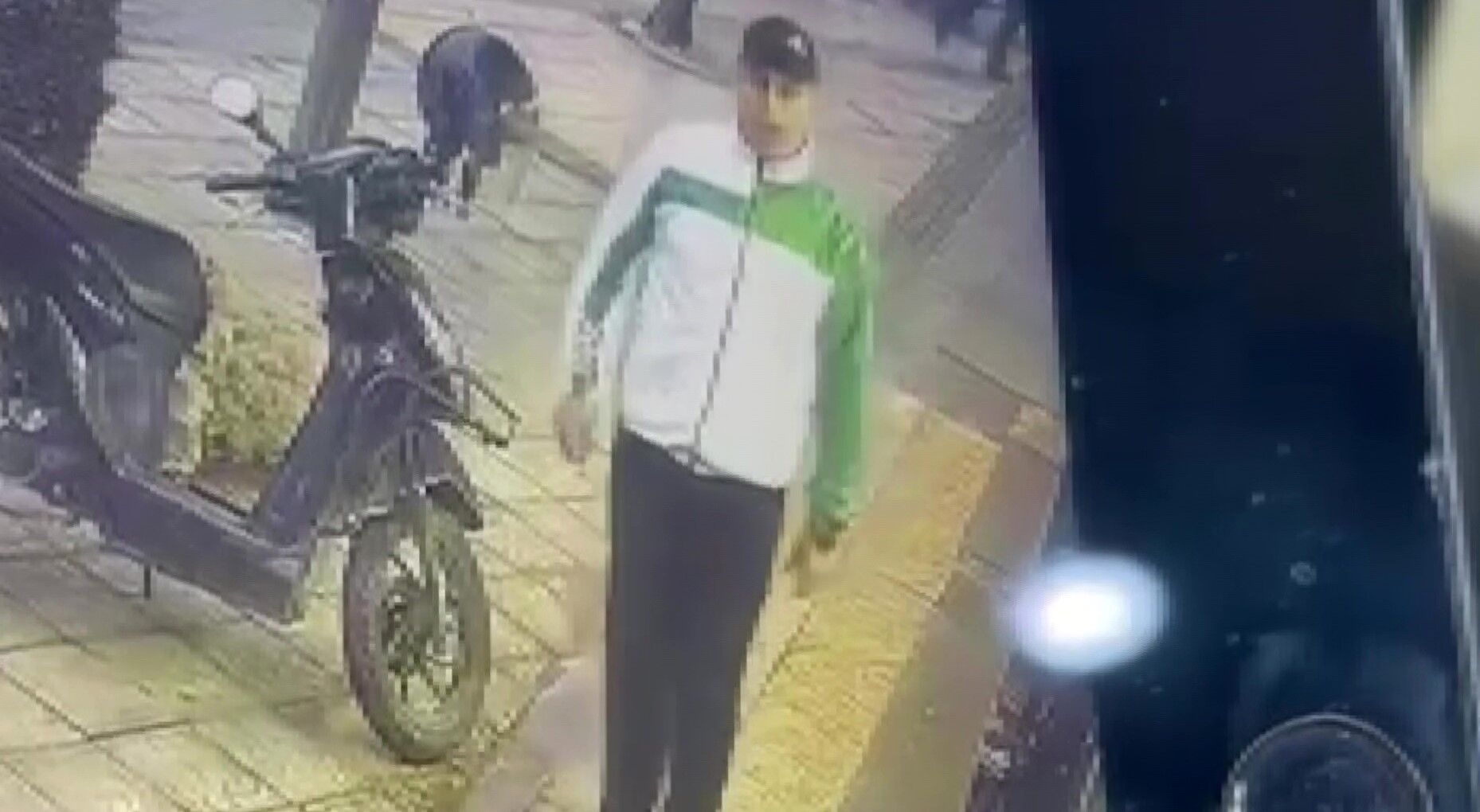 Adana’da Bir Vatandaş Park Halinde Ki Aracın Aynasını Tekmeyle Kırdı (1)-1