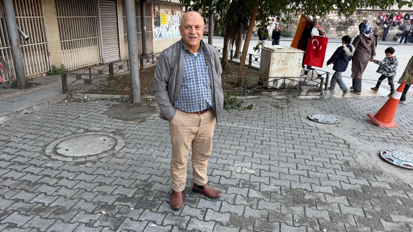 Adana’da Bir Vatandaş Park Halinde Ki Aracın Aynasını Tekmeyle Kırdı (2)