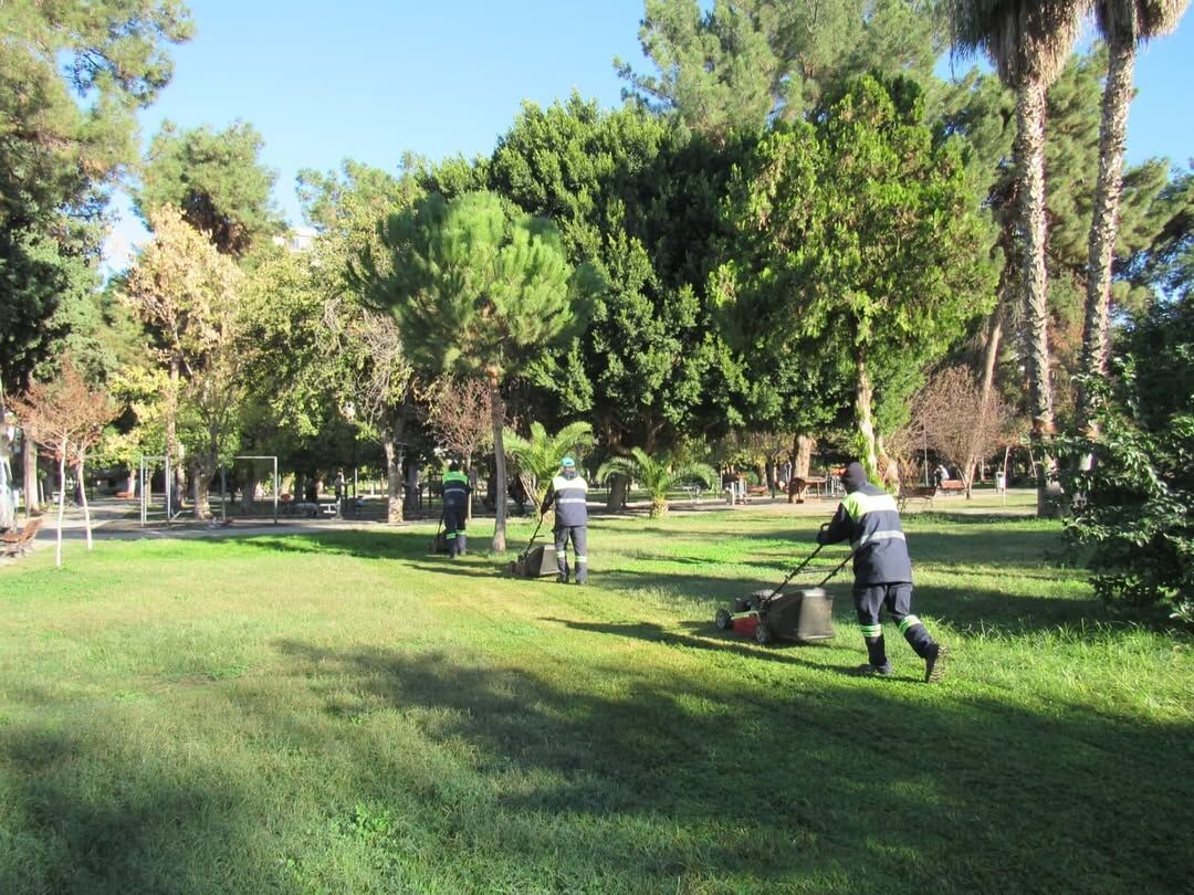 Adana’da Yeşil Alanlar Düzenli Bakımla Canlanıyor (1)