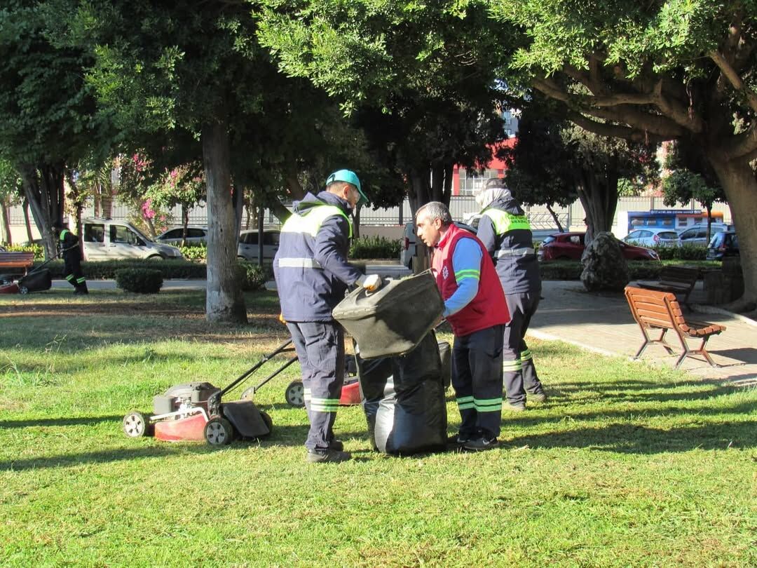 Adana’da Yeşil Alanlar Düzenli Bakımla Canlanıyor (2)