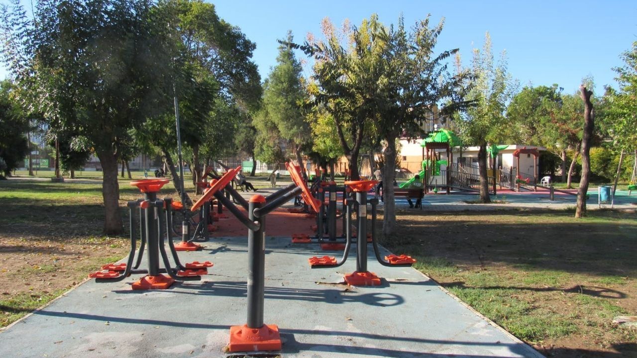Adana’daki Parklarda Yenileme Çalışmaları Sürüyor2