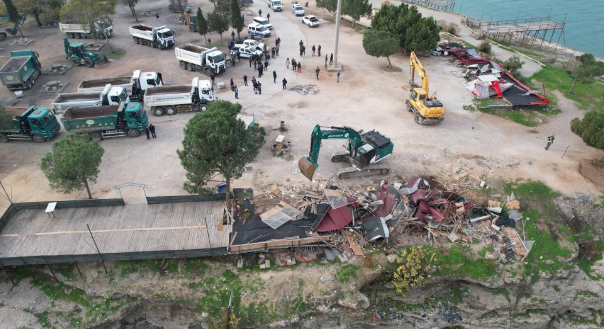 Amerikan Adası’nda Gerginlik Sona Erdi Kepçeler Yıkıma Girdi (1)-1