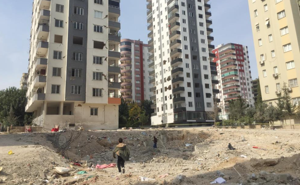Deprem Altınlarını Çalan Eski Polisin Serbest Kalması Tepki Çekti (2)