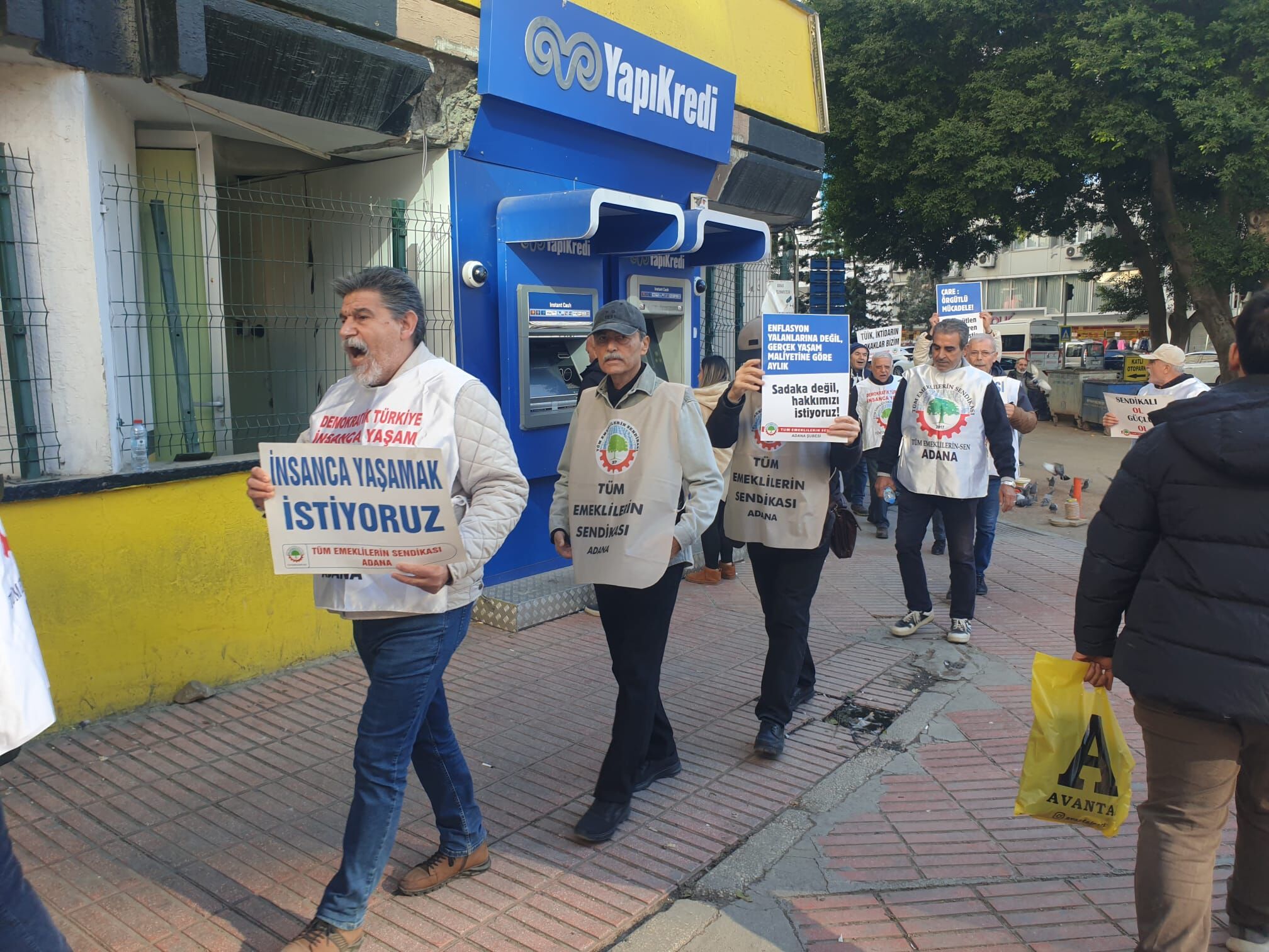 Emekliler Adana’da Farklı Bir Eylemle Ses Yükseltti1