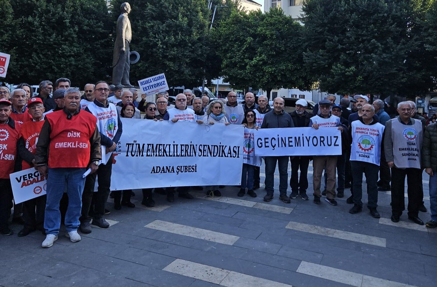 Emekliler Adana’da Sokakta Adil Bütçe Ve İnsanca Yaşam Talebi (2)