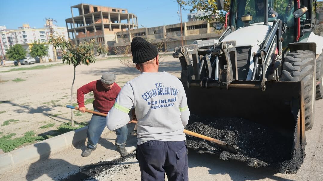 Fen İşleri Ekipleri Sahada Ceyhan’da Yollar Yenileniyor (2)