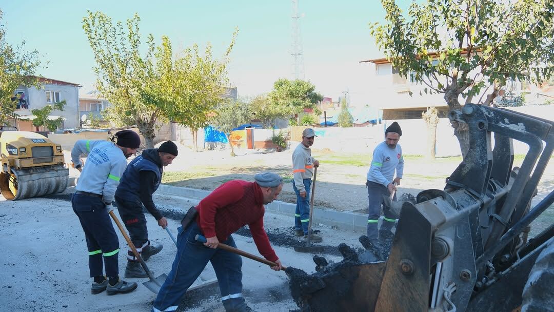 Fen İşleri Ekipleri Sahada Ceyhan’da Yollar Yenileniyor (3)