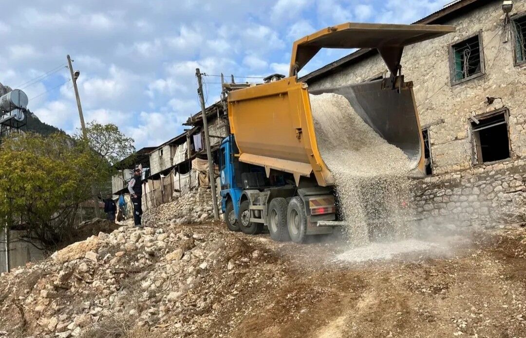 Karaisalı’da Yol Ve Altyapı Çalışmalarına Yoğun Mesai (1)
