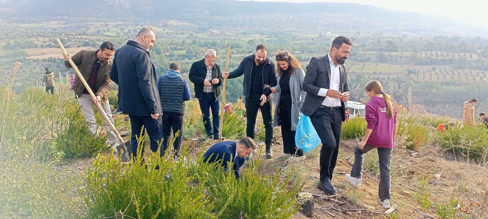 Kozan’da Şehitler Anısına 200 Fidan Toprakla Buluştu (1)