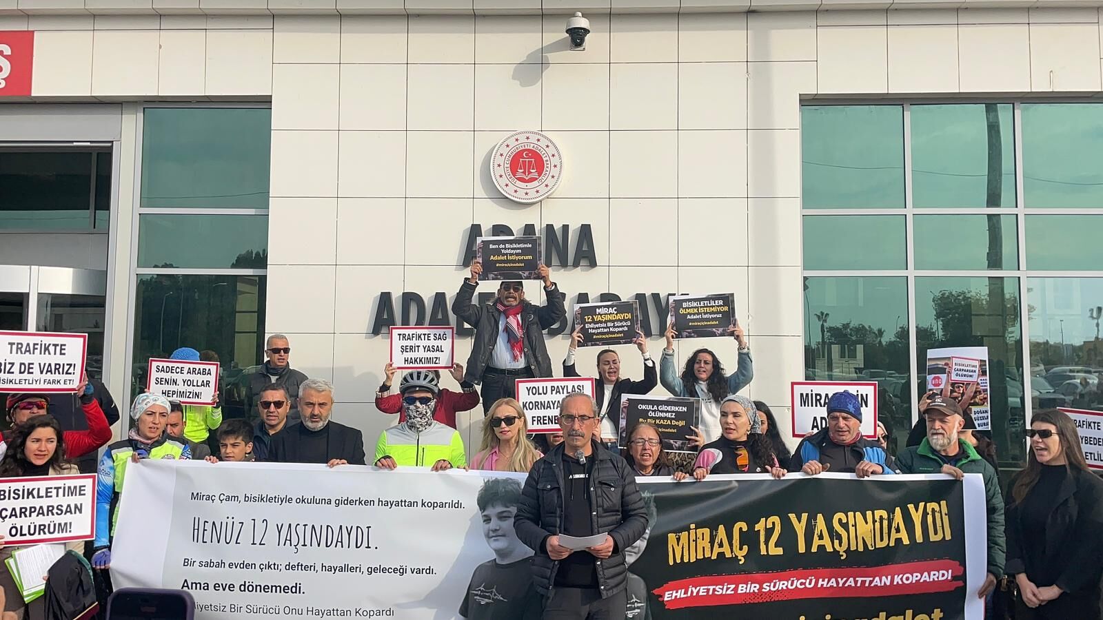 Muhammet Miraç İçin Adliye Önünde Adalet Çağrısı (1)