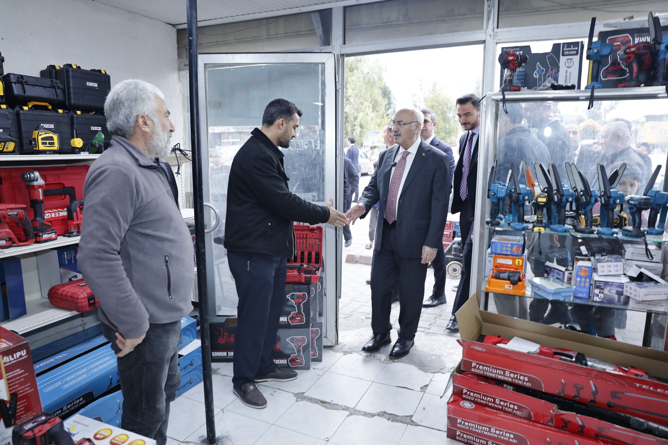 Vali Köşger 19 Mayıs Mahallesi’nde Vatandaşla Buluştu (1)