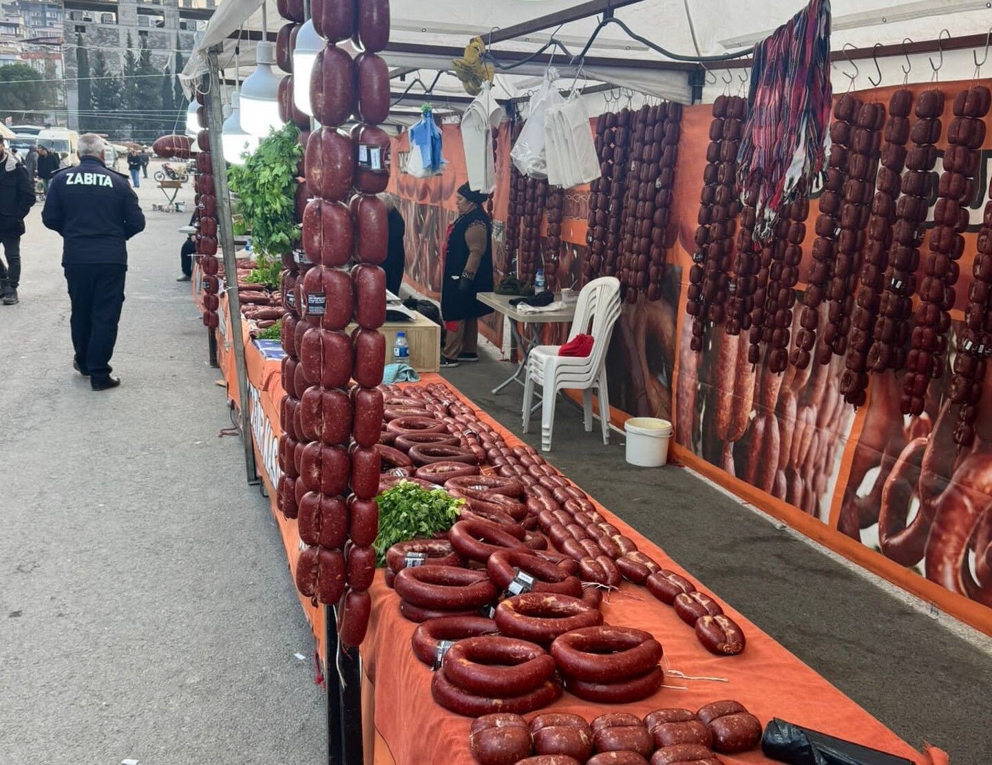 Zabıta Baskını Tarihi Geçmiş 850 Kilo Sucuk Ele Geçirildi (2)